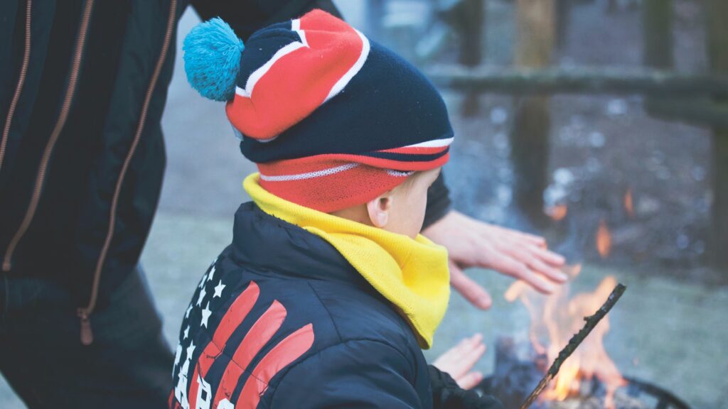 Sicheres Lagerfeuer machen: Lagerfeuer mit Kindern