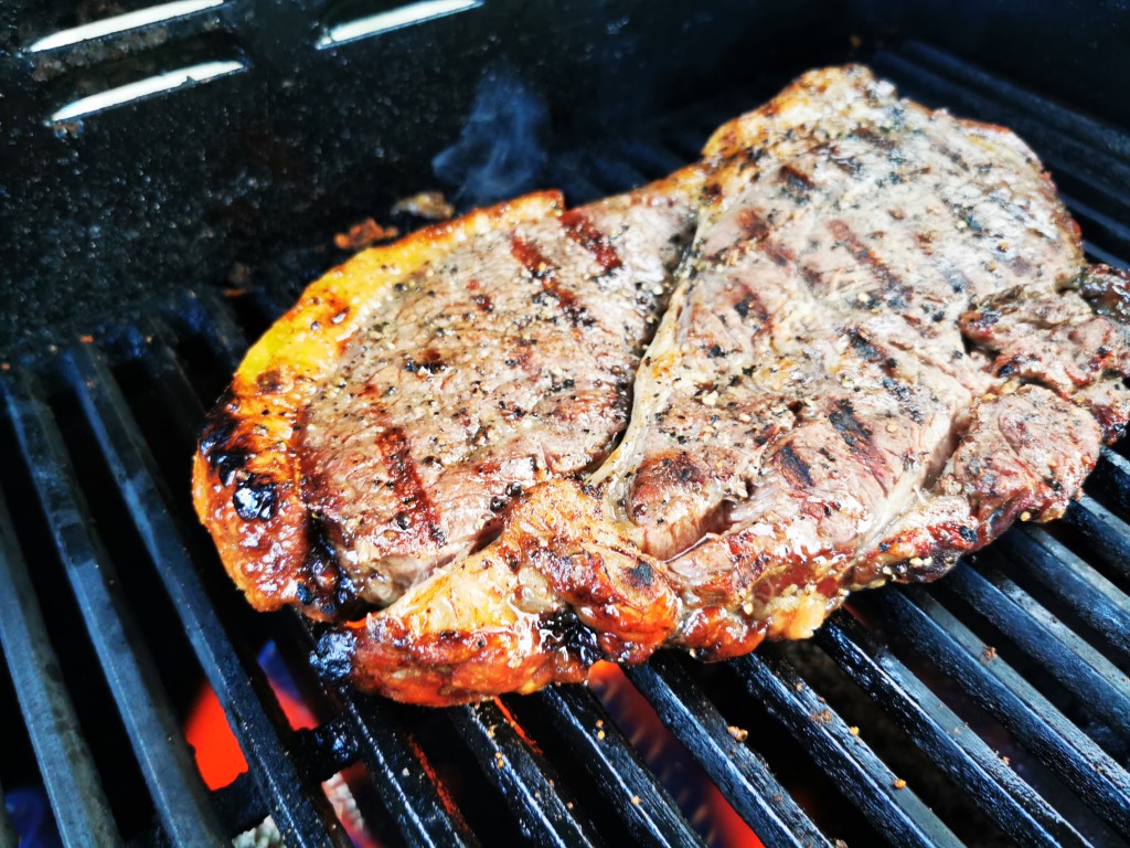 Camping Gasgrill Test: Steak auf Gusseisenrost