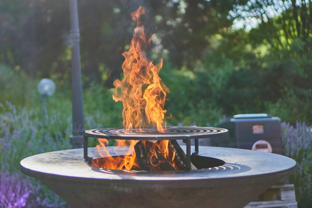 Alternative zum Camping Gasgrill: Grillen über Buchenholz